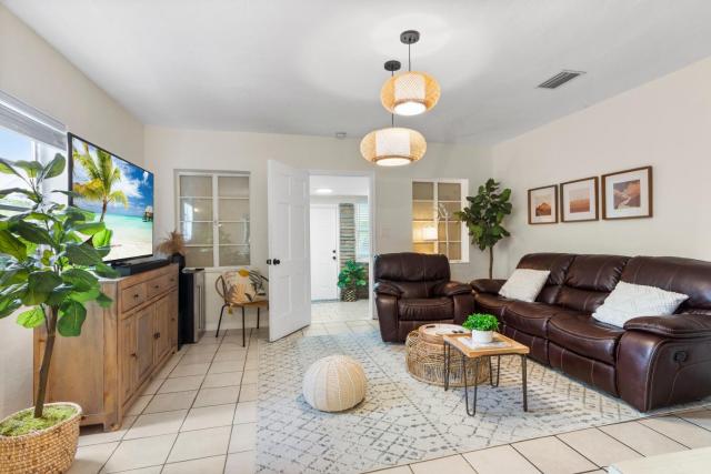 3BR Boho Style Home w Private yard & Firepit