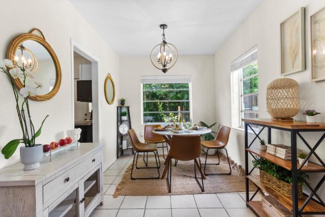 3BR Boho Style Home w Private yard & Firepit