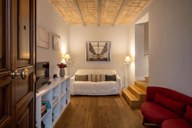 Fotofever Apt, two bedrooms with air conditioned in elegant shopping area, close to Vatican City