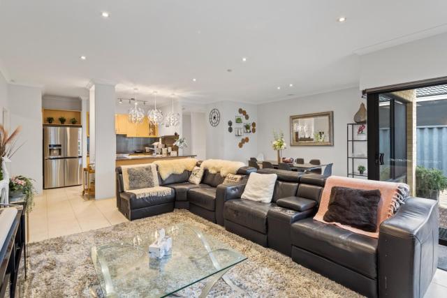 13 Family Home In Morley Sleeps 6 Comfortably