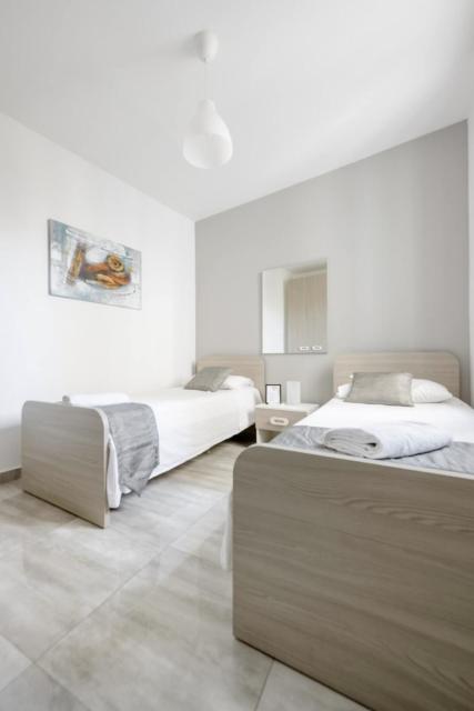F12 Room 2, Private Room two single beds shared bathroom in shared Flat