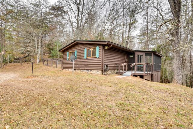 Peaceful Warne Cabin: Fenced Yard & Screened Porch