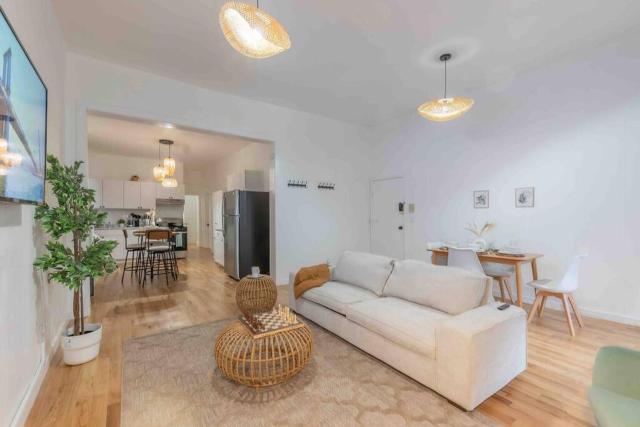 Sage Stay by the Train, We Pay Half Your Parking, Sleeps 10 and Central to Tons of Eating Spots and Nightlife