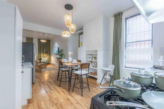 Sage Stay by the Train, We Pay Half Your Parking, Sleeps 10 and Central to Tons of Eating Spots and Nightlife