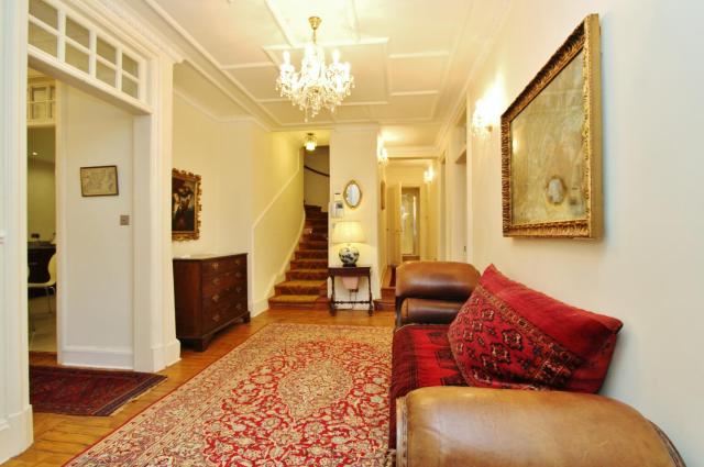Elegant 3-Bedroom Ramsay Garden Apartment in Edinburgh City Centre