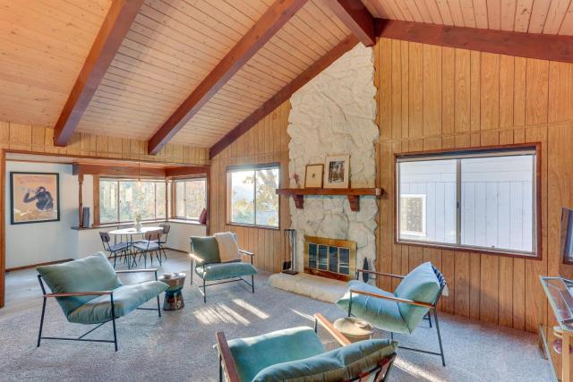 Crestline Cabin: Mountain Views & Fire Pit!