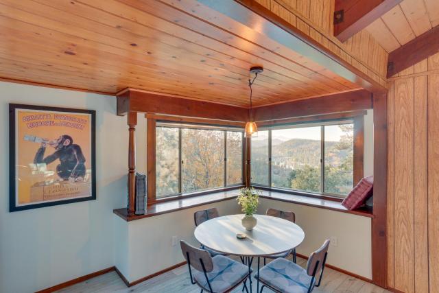 Crestline Cabin: Mountain Views & Fire Pit!