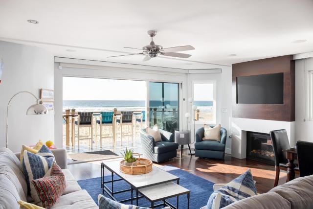 Oceanfront, two-level condo with stunning view, decks, fast WiFi & fireplace