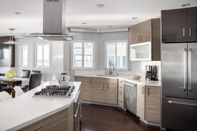 Oceanfront, two-level condo with stunning view, decks, fast WiFi & fireplace
