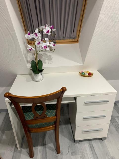 Chambre rustique avec double lit et sa salle de bain privée