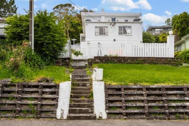 Top-Floor Three-Bedroom Close to WestCity