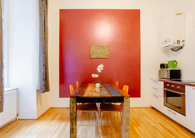 Central Apartment for 4 near City Center & Metro U2