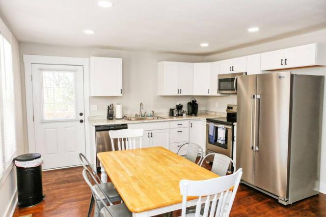 Sunny Hill Cottage with 4 Beds