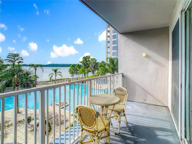 Disney 1 mile , Blue Heron 1 room 2 bath,amenities,6 guests, walk to restaurants, no fees at check in or check out