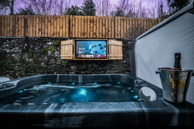 Stunning cottage Grade 2 listed with parking and Hot Tub