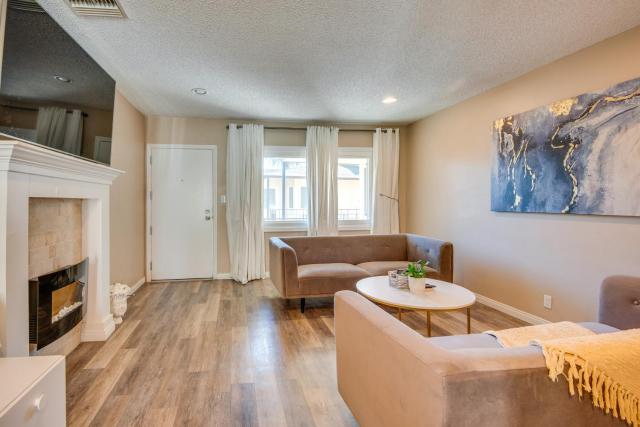 LA Condo ~ 1 Mi to The Kia Forum & SoFi Stadium