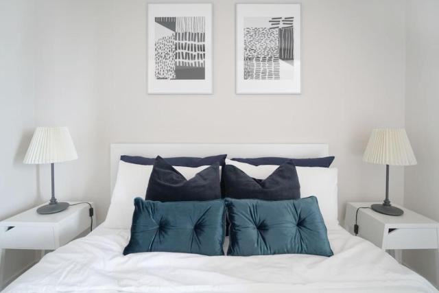 Stunning 1BD Haven with Panoramic City Views