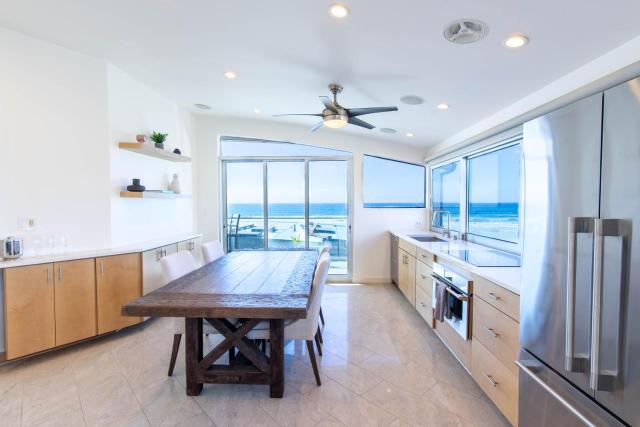 Ocean view, two-level condo with stunning view, decks, fast WiFi & fireplace