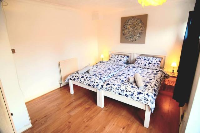The Brum House with private garden, BBQ, 3 TVs with NETFLIX, Huge Lounge or Quadruple Bedroom plus 2 double bedrooms