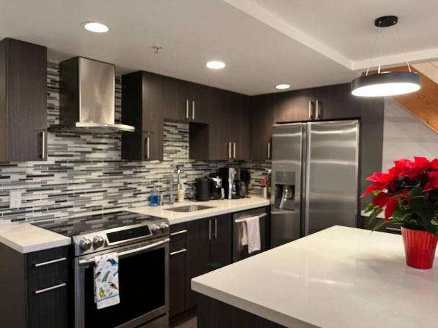 Modern top-floor 1-bedroom loft with free parking