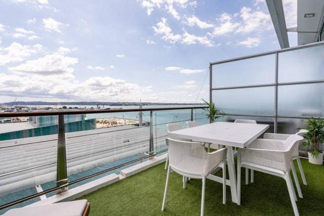 Spacious Penthouse With Spectacular Harbour Views!