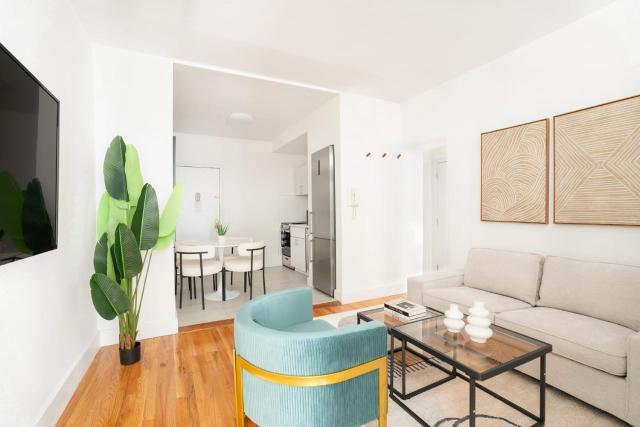444-2E Modern 2BR Hell's Kitchen