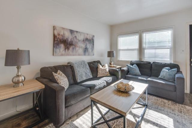 Van Nuys Abode w/ Patio, 7 Mi to Universal Studios