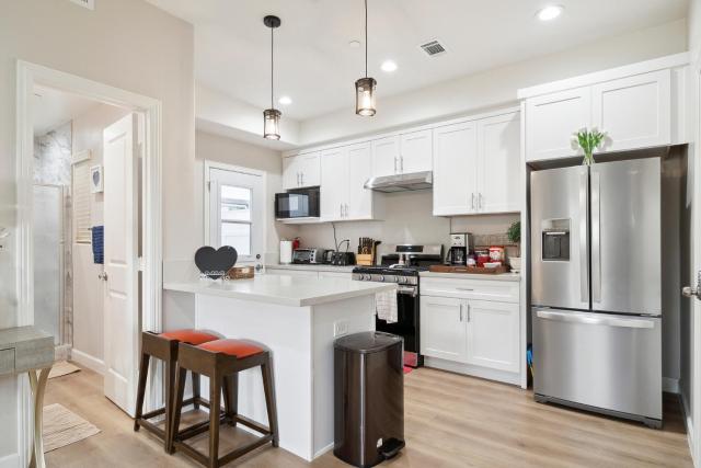 Amazing Value with High Comfort, 14 Guests for 4BR by Disneyland, Beaches, Rodeo 39 & More