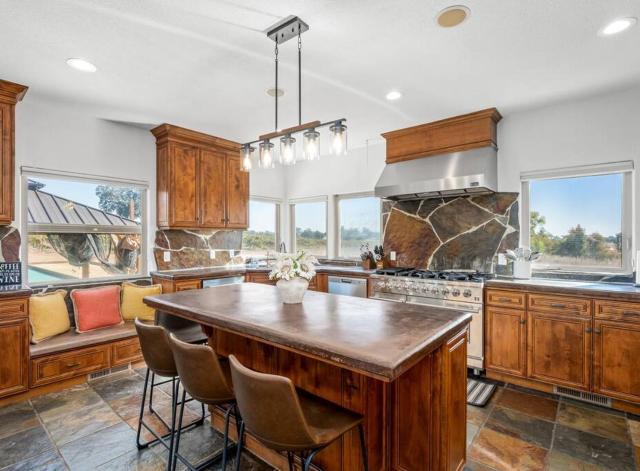 Luxury 4 Acre Estate - Pickleball, Pool, Hot Tub!