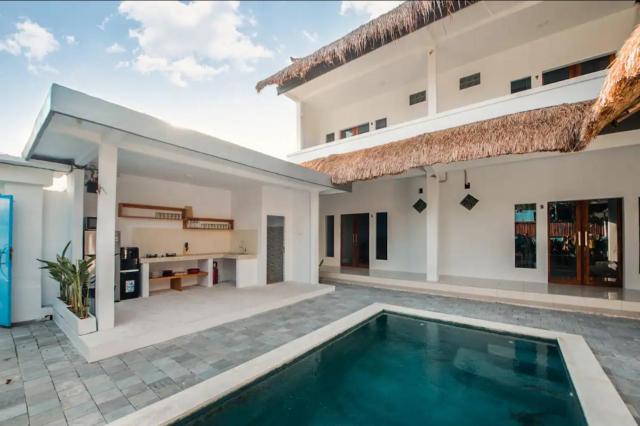 Greek House: Room w/Desk and Shared Pool&Kitchen/6