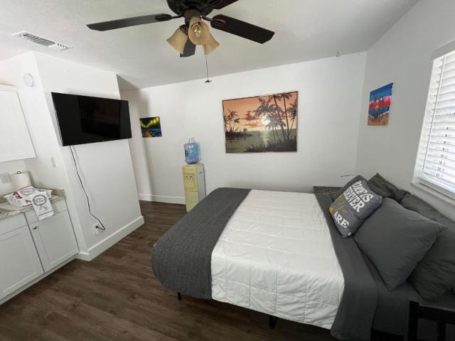 Sunny beach retreat with private bath, room and yard-3miles from Beach