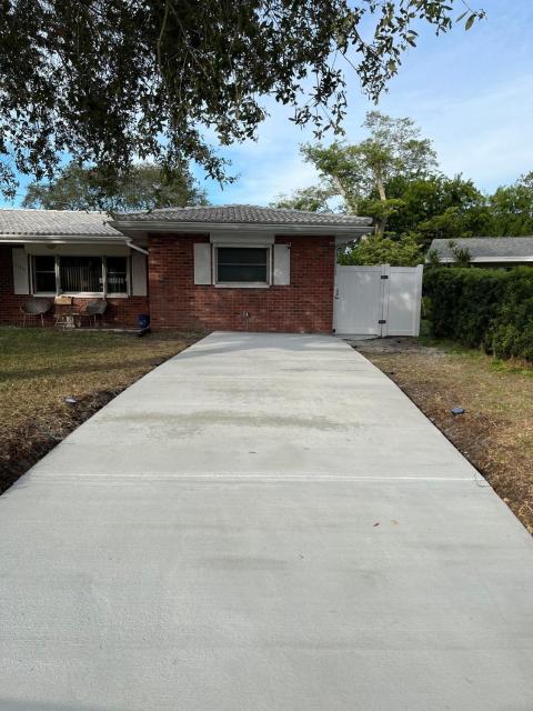 Sunny beach retreat with private bath, room and yard-3miles from Beach