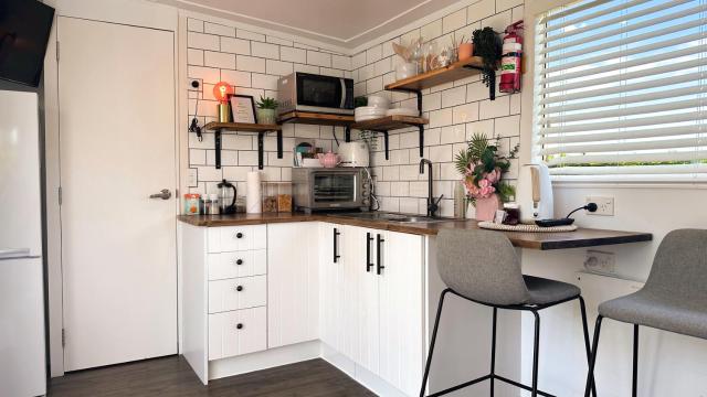 Rustling Oaks NZ Tropical Tiny House