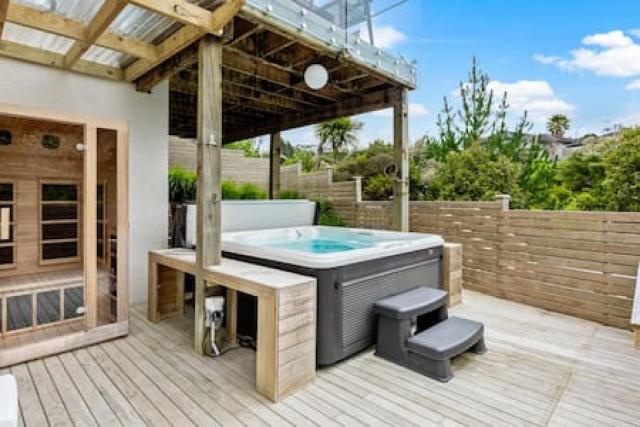 Grand Retreat with spa pool and parking