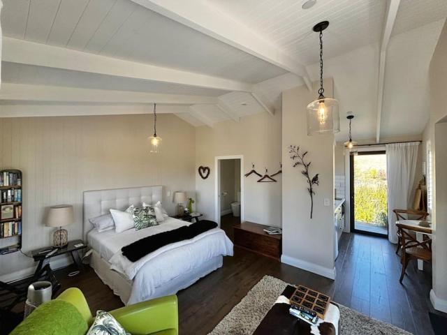 Quail Run Cottage with stunning vineyard views