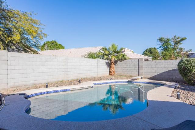 Cozy House w pool Near State Farm Stadium