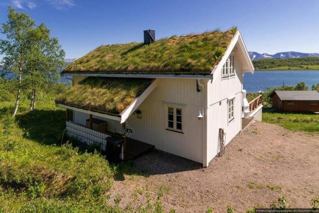 Centrally Located Cabin by the Sea - Sortland