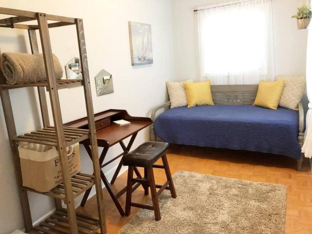 Overlooking Downtown Dunedin Two Bedroom apartment NO KIDS, NO PETS