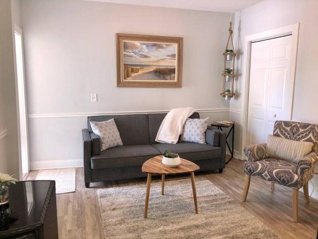 In the Heart of Downtown Dunedin One Bedroom Apt NO KIDS, NO PETS