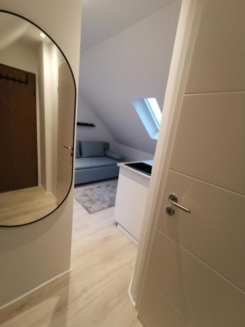 Dachzimmer mit Kochecke und Duschbad, nahe Messe