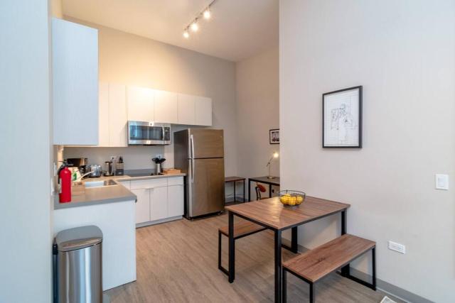 McCormick Oasis with Balcony, Optional Parking, Patio and Gym Sleeps 6 Near McCormick Place, Grant Park, Soldier Field & Museum Campus