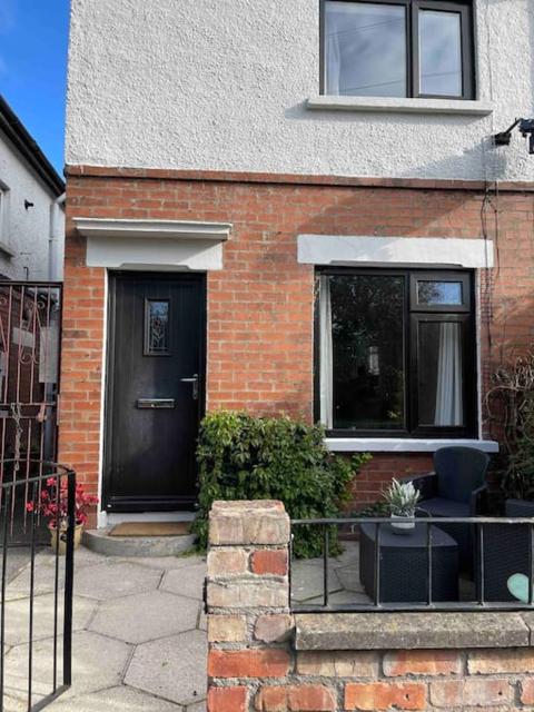 Lovely 2 bedroom house overlooking park, Free parking