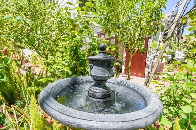 Minimalistic 1885 Queen Anne Cottage 2B-2B Upper Level Flat in Alameda