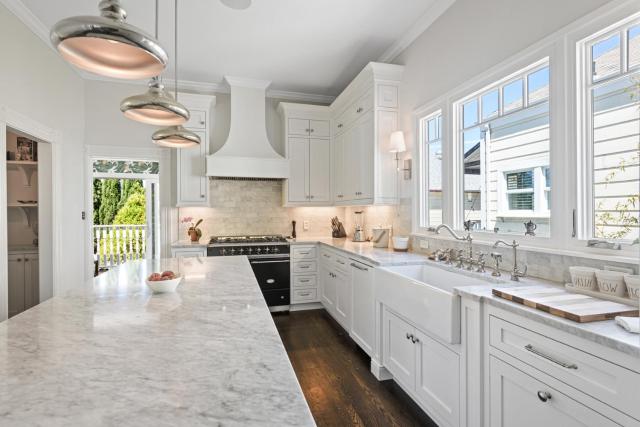 Minimalistic 1885 Queen Anne Cottage 2B-2B Upper Level Flat in Alameda