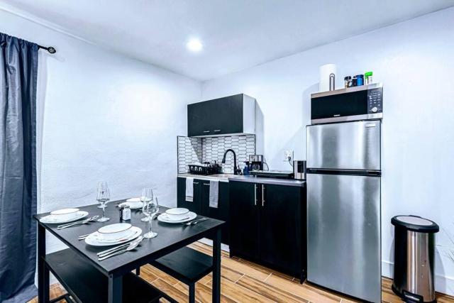 Phoenix Retreat - 1 Bedroom King Suite with 2 Smart TVs - 10 min from Airp - Unit B