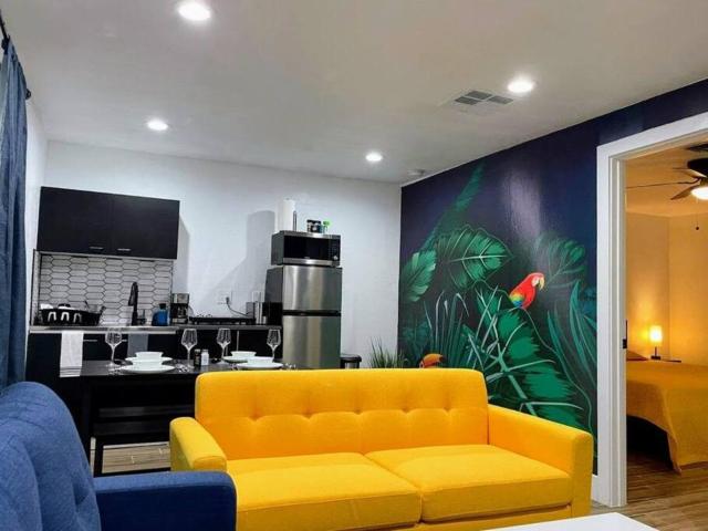 Phoenix Retreat - 1 Bedroom King Suite with 2 Smart TVs - 10 min from Airp - Unit B