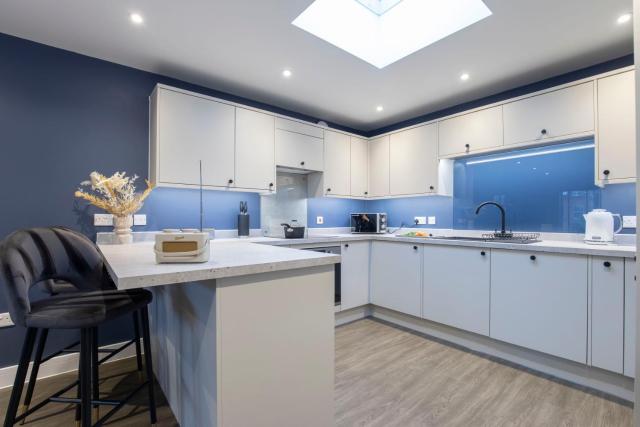 Elliot Oliver - Exquisite Two Bedroom Apartment With Garden, Parking & EV Charger
