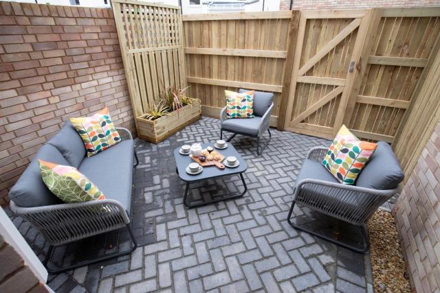 Elliot Oliver - Exquisite Two Bedroom Apartment With Garden, Parking & EV Charger