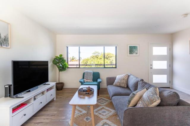 Redondo Beach 1br nr water restaurants shops LAX-1170