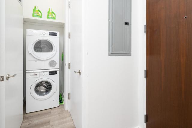 Chic 1BD with Rooftop W/D in Unit Downtown